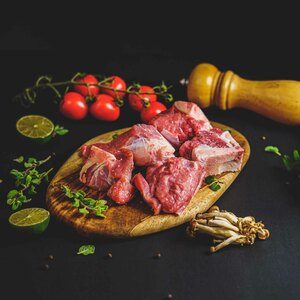 لحم جمل طازج بالعظم 500 جم تقريباً